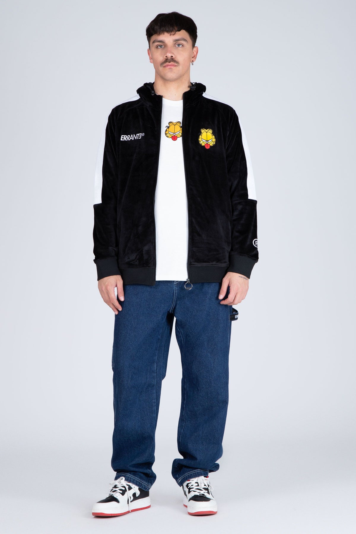 Poleron Zip Garfield Sticking Out Negro ERRANTE