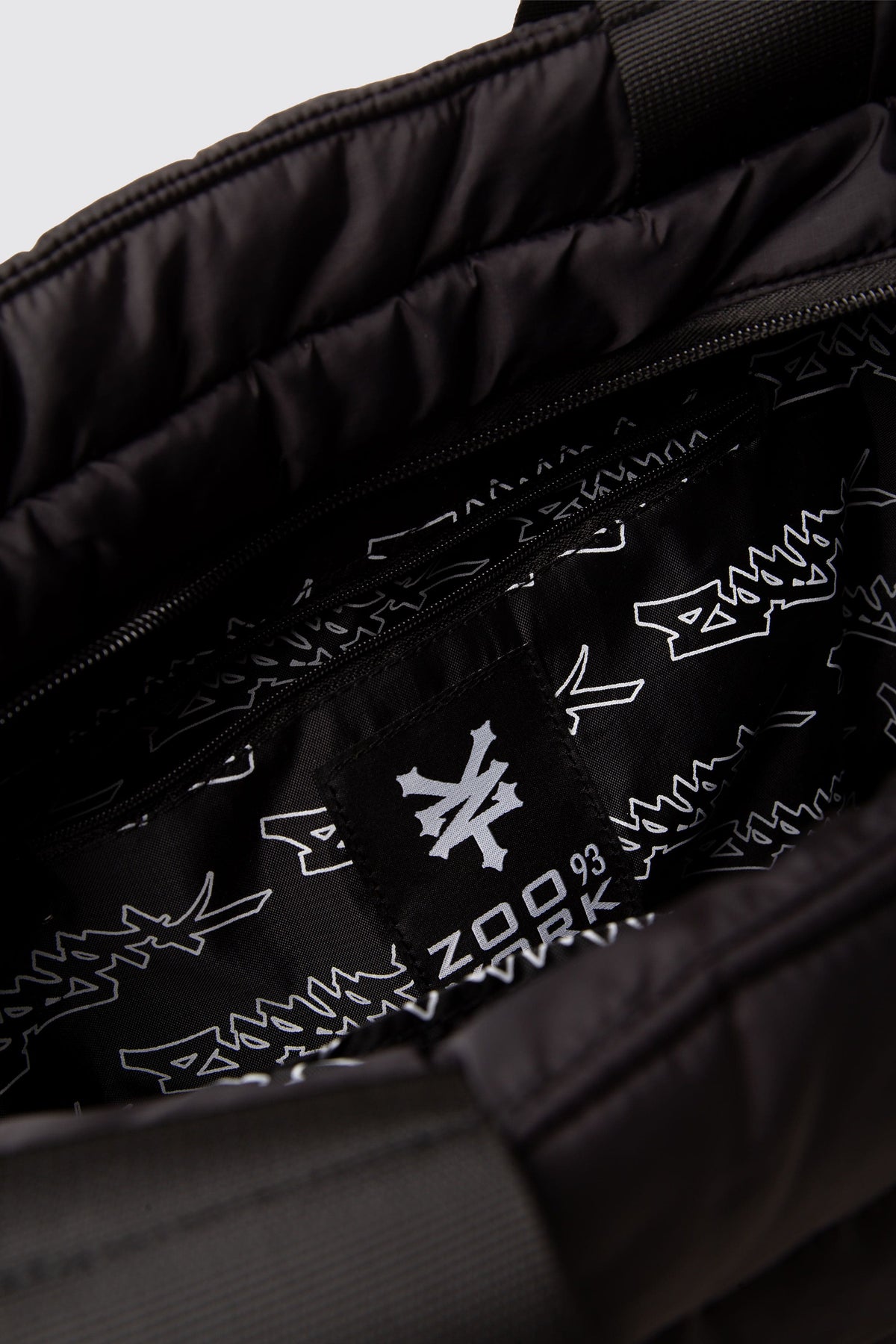 Bolso Tote Quilted Bob Esponja Siluet Negro Zoo York 