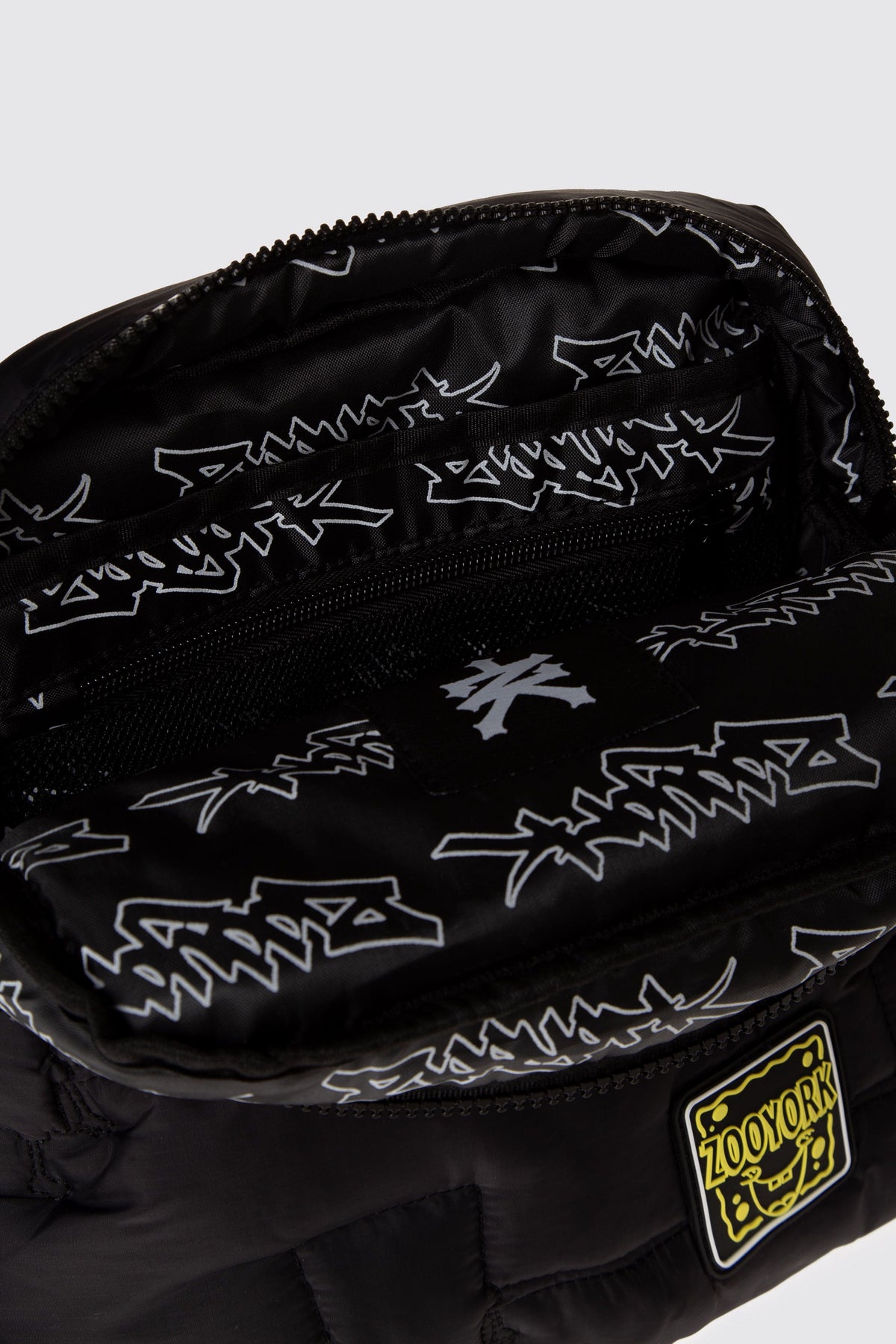 Bolso Crossbody Quilted Bob Esponja Siluet Negro Zoo York 