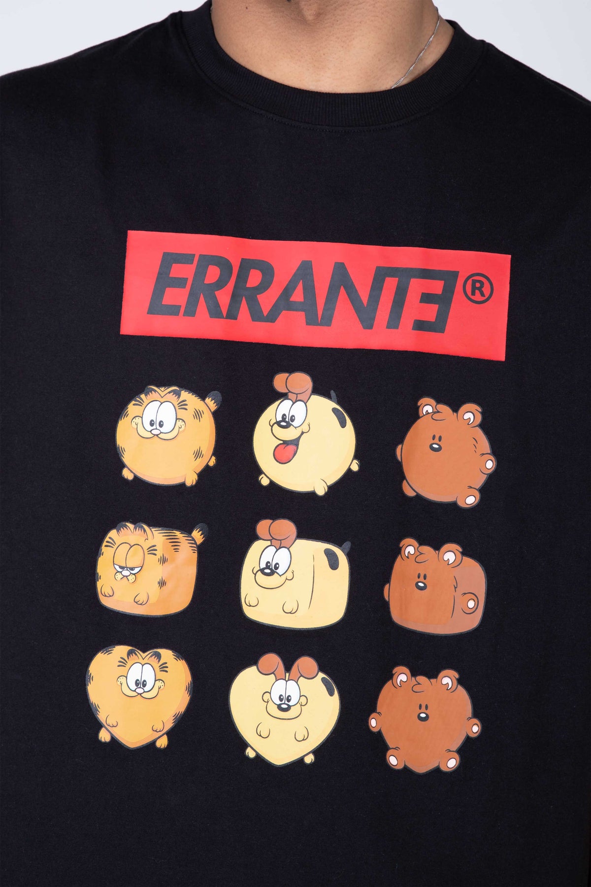 Polera Manga Corta Garfield Stuffed Negro ERRANTE