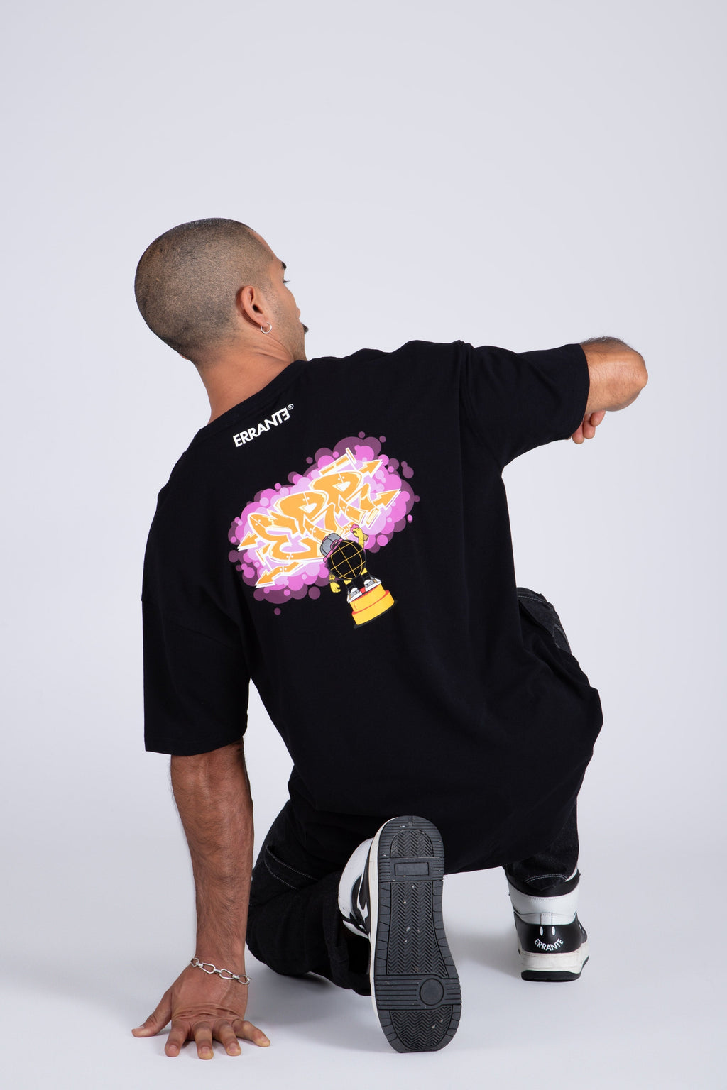 Polera Manga Corta Street Art Negro ERRANTE