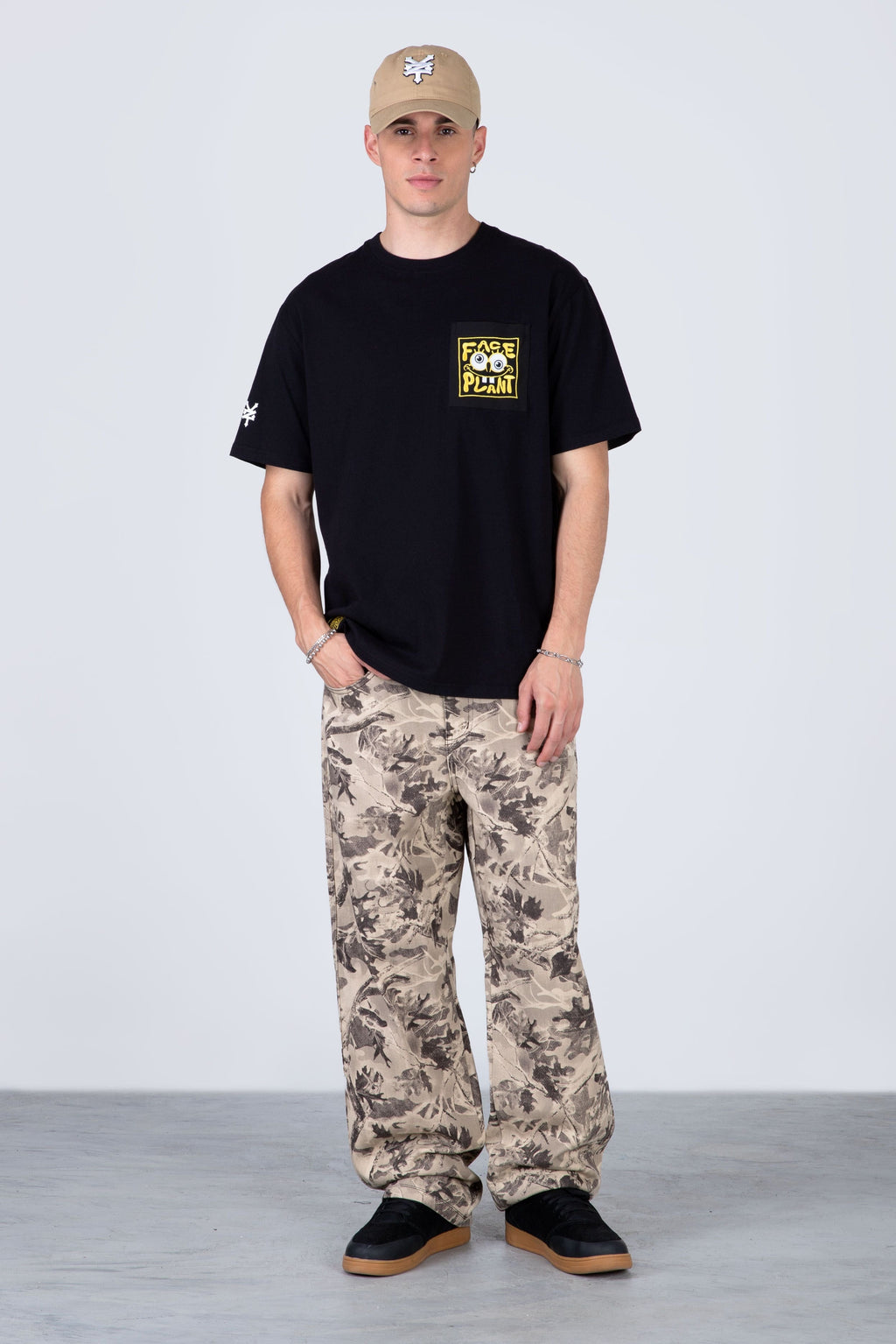 Polera Manga Corta Bob Esponja Crashstyle Negro Zoo York