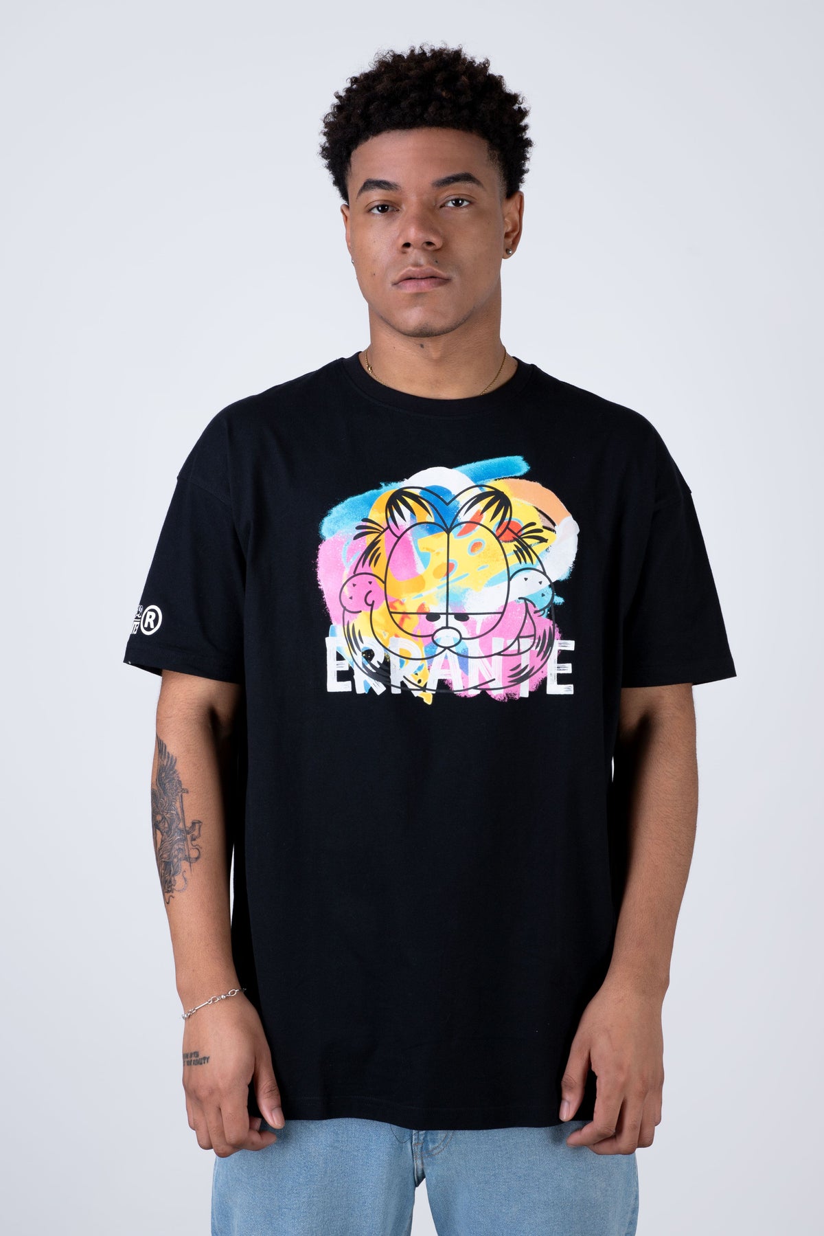 Polera Manga Corta Garfield Rainbow Negro ERRANTE