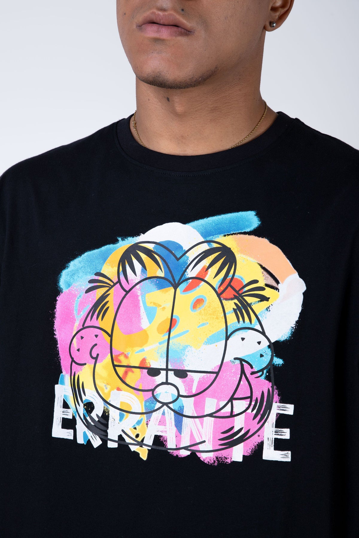 Polera Manga Corta Garfield Rainbow Negro ERRANTE