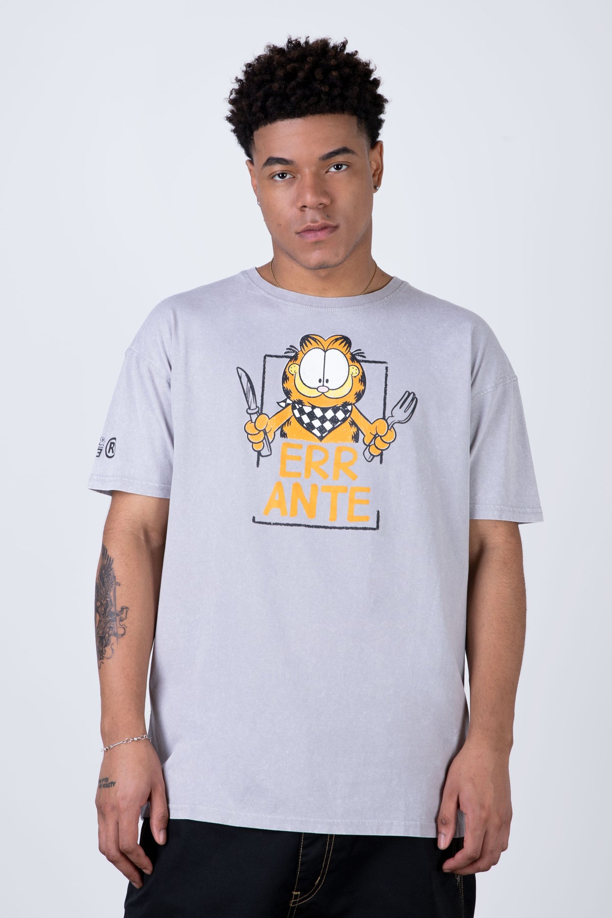Polera Manga Corta Garfield Cutlery Gris ERRANTE