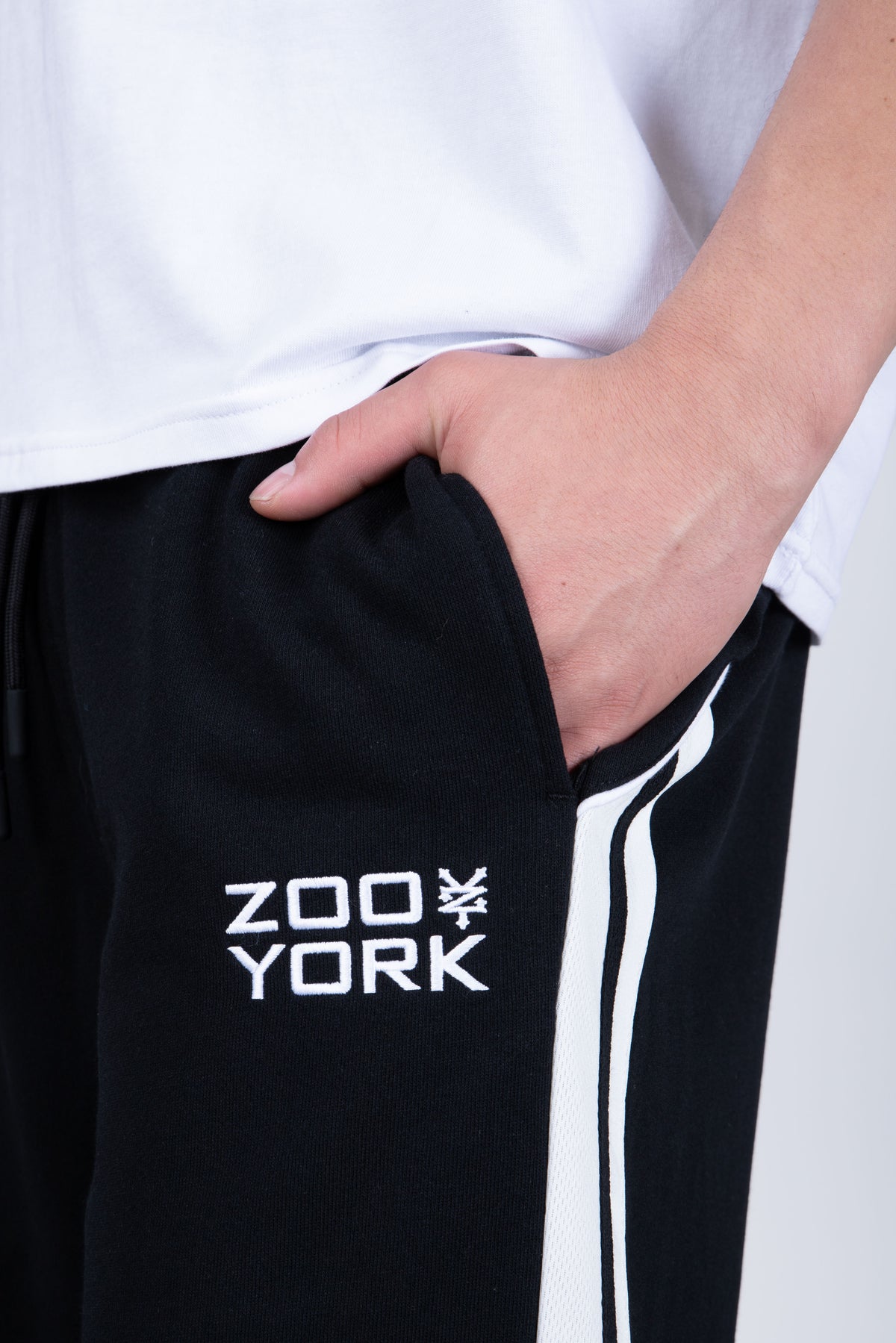 Jogger Regular Con Cierre Off Meaning Negro