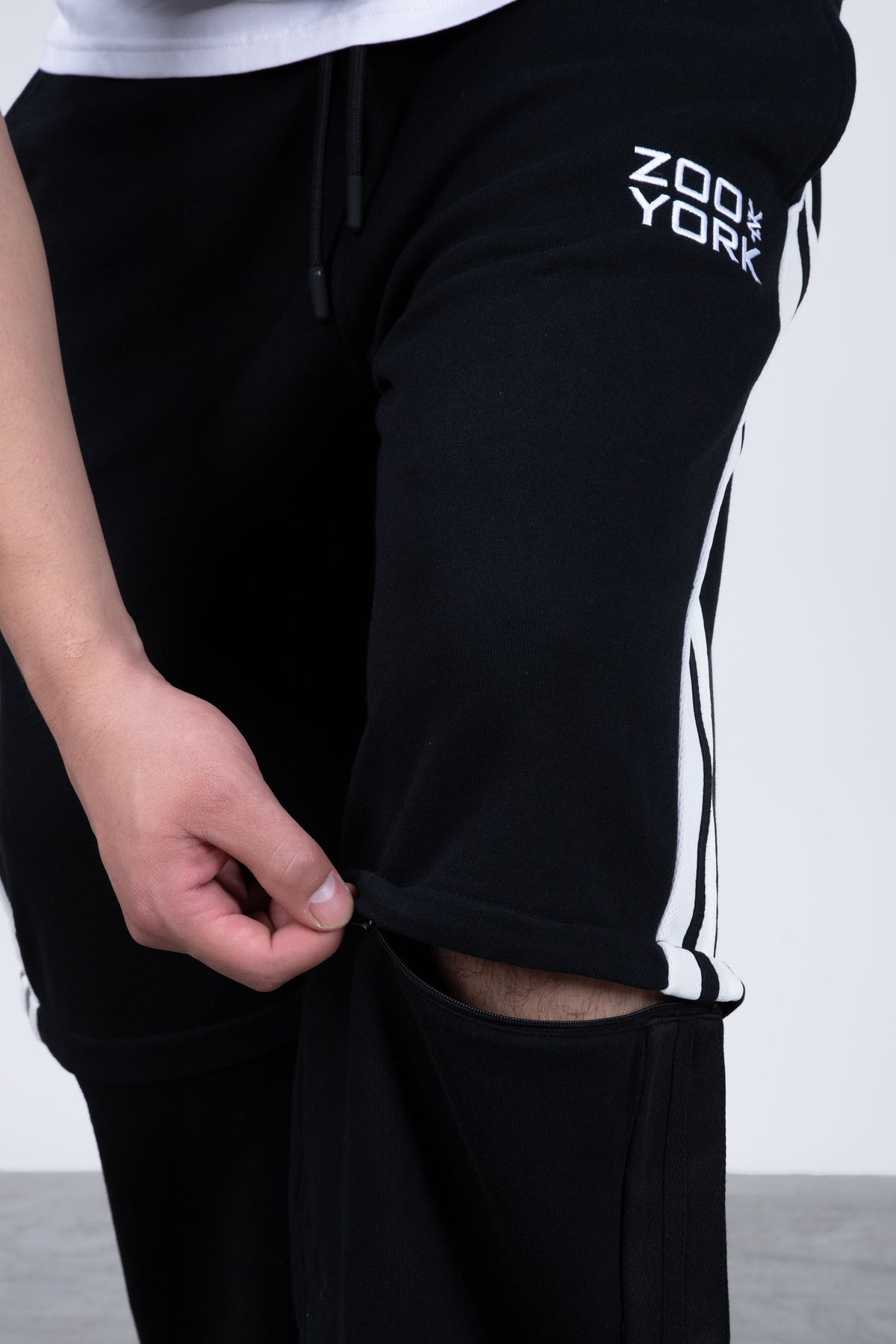 Jogger Regular Con Cierre Off Meaning Negro