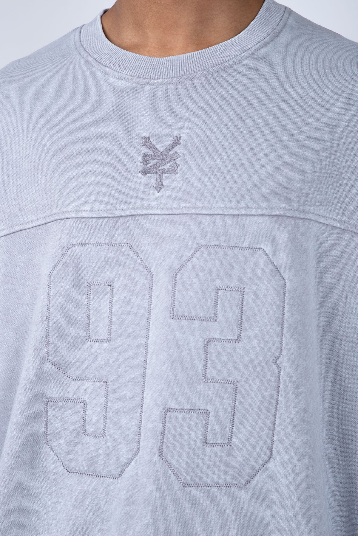 Poleron Cuello Redondo Number Gris