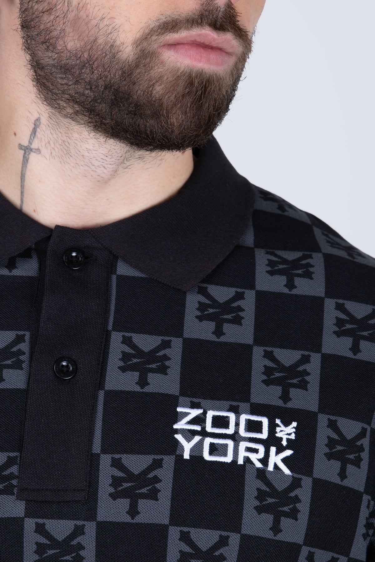 Polera Manga Corta Pique Monogram Negro